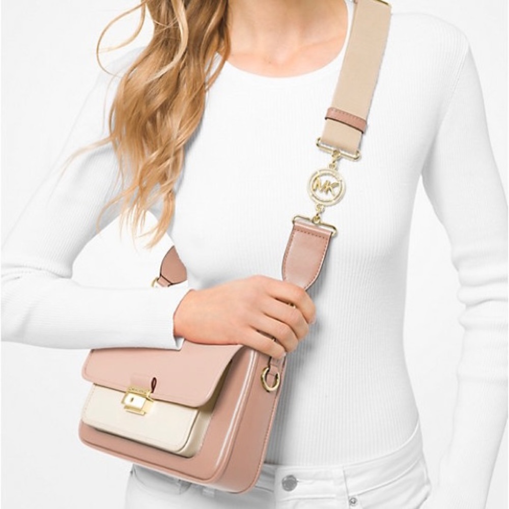 Michael Kors Bradshaw Messenger Crossbody Bag - Picture 4 of 11
